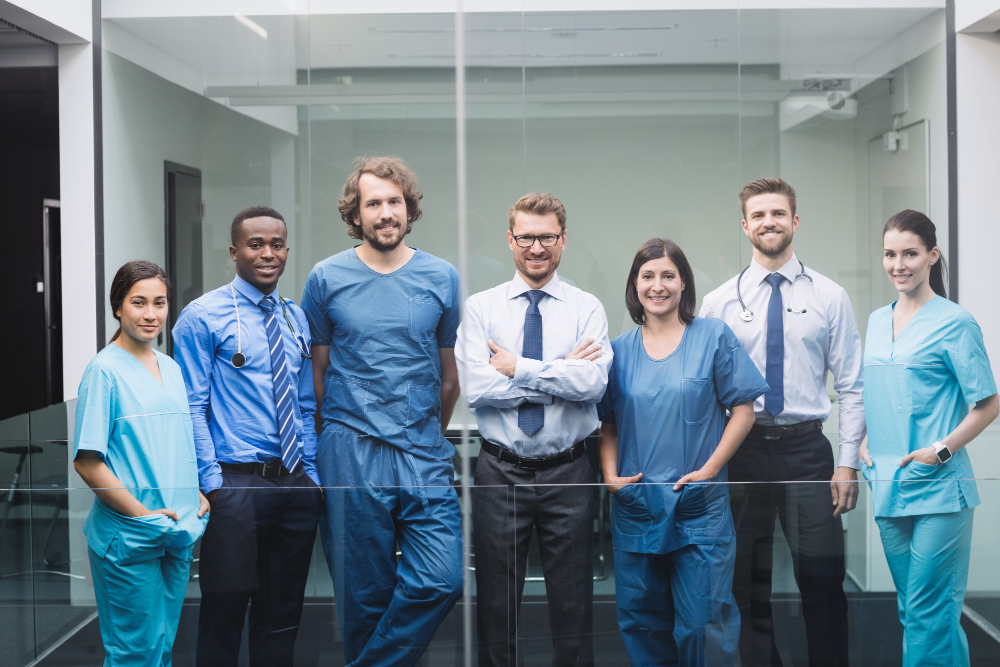 Profesionales e investigadores en un entorno sanitario